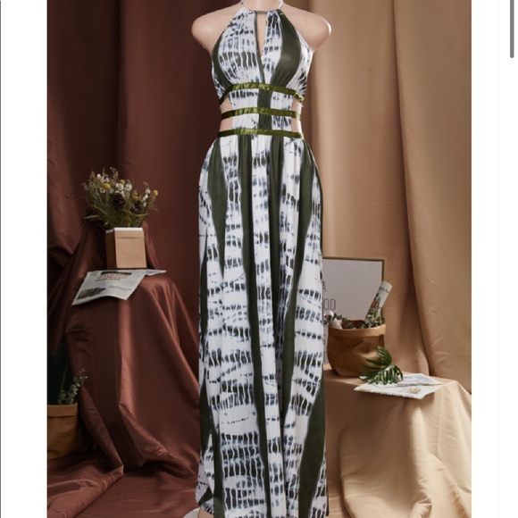 NEW‼️Backless Halter Print Dress - Picture 3 of 5